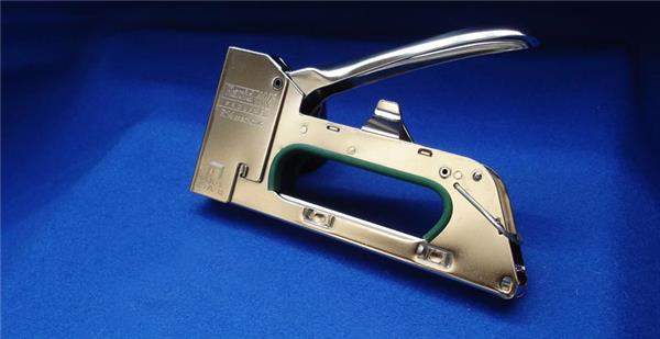 بازسازی کاناپه با منگنه کوب