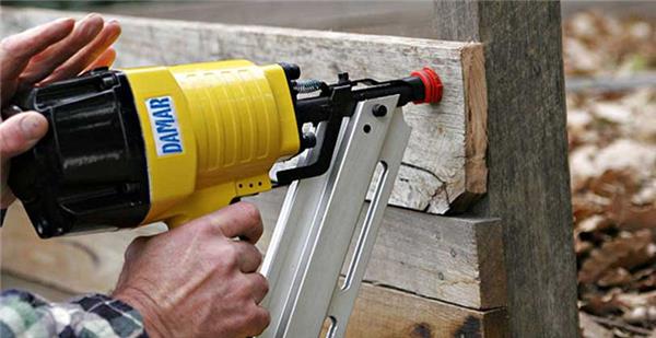 تفاوت میان میخ‌کوب و منگنه‌کوب با چسب در چیست؟